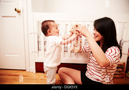 Mère jouant avec baby boy avec soft toy Banque D'Images