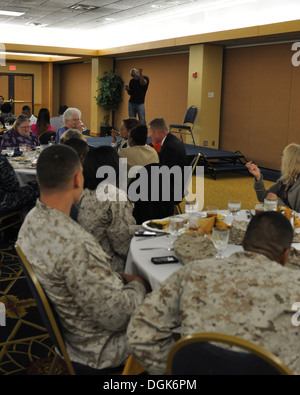 WASHINGTON (oct. 16, 2013)-- Comédien Warren B. Hall effectue sa routine pour l'auditoire au Washington Navy Yard (WNY). Quartier Naval Washington's moral de bien-être et de loisirs a introduit le Comics en devoir d''afin de remonter le moral du personnel militaire un Banque D'Images