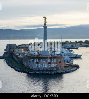 Le port de Messine / port'Alba, entrée du détroit de Messine, Sicile, Italie, Europe. Statue Sainte Vierge de la Lettera sur Campana Tower. Banque D'Images