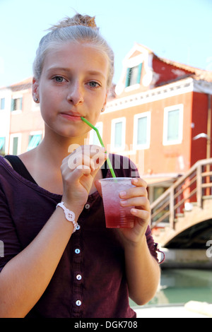 Cute girl with red slush boire, Close up Banque D'Images