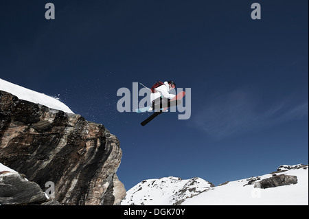 Low angle view of male skier mid air Banque D'Images
