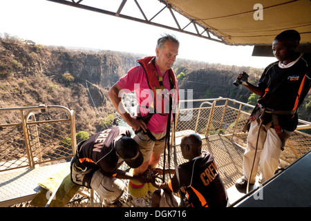 Un vieux couple à la retraite l'âge de 70 ans à préparer, saut à Victoria Falls, Zambie, Afrique Banque D'Images