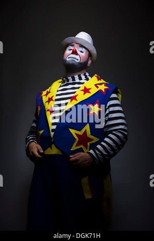 Studio portrait de clown avec les mains dans les poches Banque D'Images