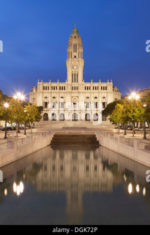 Hôtel de ville de Porto (Camara Municipal do Porto) la nuit, Porto, Portugal Banque D'Images