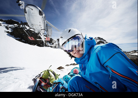 Couple avec ski hélicoptère de sauvetage Banque D'Images