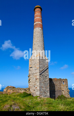 Vestiges de l'ancienne maison du moteur à cheminées Levant Tin Mine - situé à proximité de Geevor tin mine à Cornwall, en Angleterre. Banque D'Images