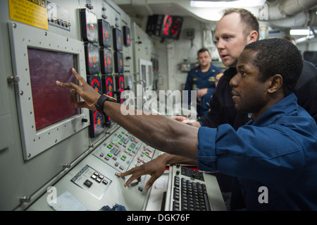 Mer Méditerranée (oct. 15, 2013) d'un dommage Controlman 1re classe Brandon Young donne de la formation au lieutenant J.G. Nick Abelein au démarrage Banque D'Images