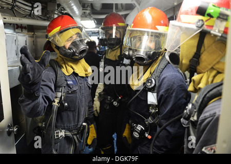 Les marins affectés à la classe Ticonderoga croiseur lance-missiles USS ANTIETAM (CG 54) se préparer à évaluer une victime simulée pendant un exercice de contrôle des dommages. Antietam est en patrouille avec le groupe aéronaval du George Washington dans le domaine de la 7ème Flotte américaine Banque D'Images