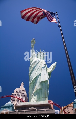 À la recherche jusqu'à la Statue de la liberté réplique de Las Vegas. Banque D'Images