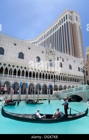 Les vacanciers en gondole à l'hôtel Venetian de Las Vegas. Banque D'Images