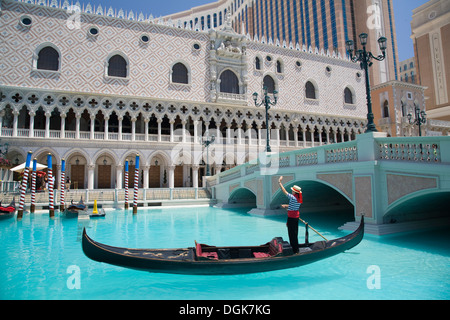 Un gondolier vagues à l'hôtel Venetian de Las Vegas. Banque D'Images