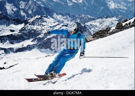 Excès de skieur de montagne bas mâle Banque D'Images