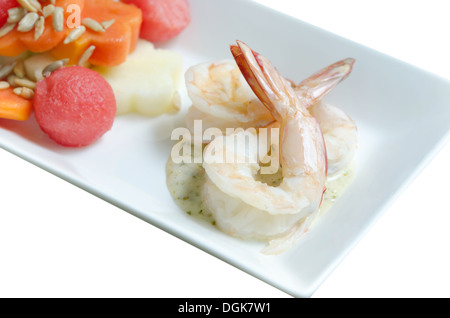 Salade d'été avec des crevettes et fruits mélangés Banque D'Images