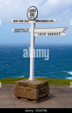 Le célèbre Land's End sign in Cornwall, Angleterre. Banque D'Images