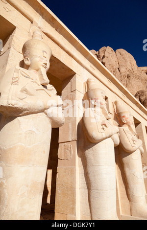 Au Temple Hatshepsut statues dans la Vallée des Rois. Banque D'Images