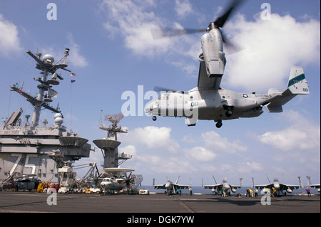 Un MV-22 Osprey affectés à l'escadron 166 à rotors basculants moyen Marine lands à bord du porte-avions USS Harry S. Truman (CVN 75). Harry S. Truman, navire amiral de la Harry S. Truman Strike Group, est déployée sur l'espace de 5e flotte américaine responsabil Banque D'Images
