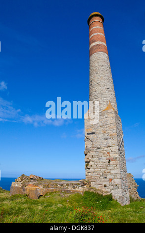 Vestiges de l'ancienne maison du moteur à cheminées Levant Tin Mine - situé à proximité de Geevor tin mine à Cornwall, en Angleterre. Banque D'Images