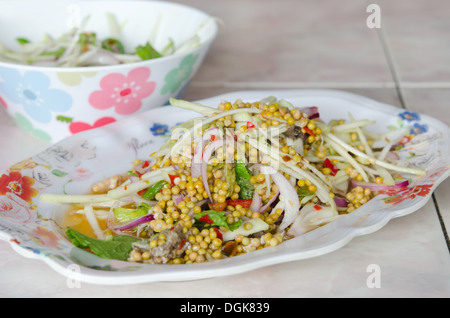 Epicé salade faite de limule les œufs et mélanger les légumes Banque D'Images