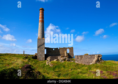 Vestiges de l'ancienne maison du moteur à cheminées Levant Tin Mine - situé à proximité de Geevor tin mine à Cornwall, en Angleterre. Banque D'Images