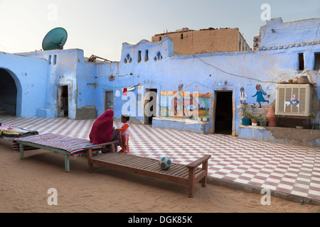 Une mère et son enfant dans un village nubien en dehors d'Assouan. Banque D'Images