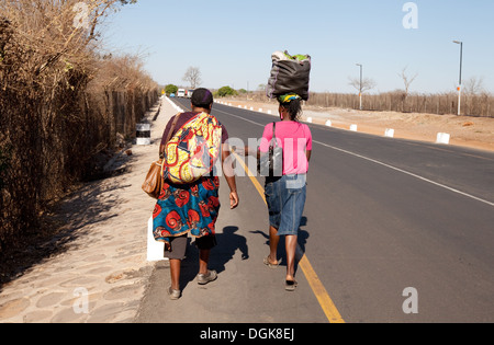 Deux femmes africaines du Zimbabwe, l'un transportant des marchandises sur la tête, le Zimbabwe, l'Afrique Banque D'Images