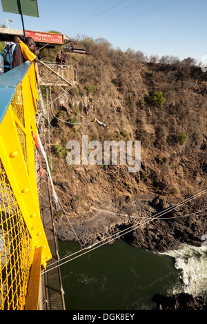 Les jeunes white caucasian woman saut à l'élastique le Victoria Falls Bridge, à la frontière entre la Zambie et le Zimbabwe, l'Afrique Banque D'Images