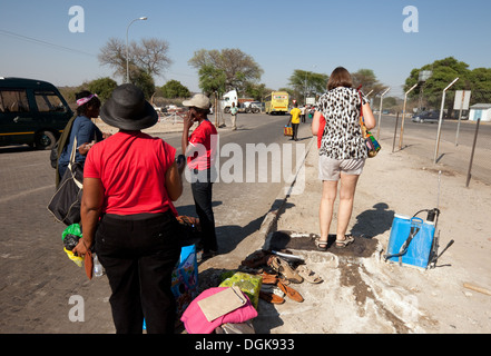 Un touriste s'interpose, moyen de prévenir la fièvre aphteuse au poste frontière pour entrer au Zimbabwe à partir de la Zambie, Afrique Banque D'Images