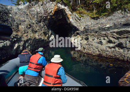 Les visiteurs de la mer expolring Point Poole caverne à l'archipel Haida Gwaii, Gwaii Haanas National Park, BC, Canada Banque D'Images