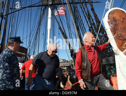 Buzz Aldrin, astronaute de la NASA à la retraite, et le colonel de l'US Air Force, extrême droite, tours USS Constitution au cours d'une visite à Boston. L'aldrine, Banque D'Images