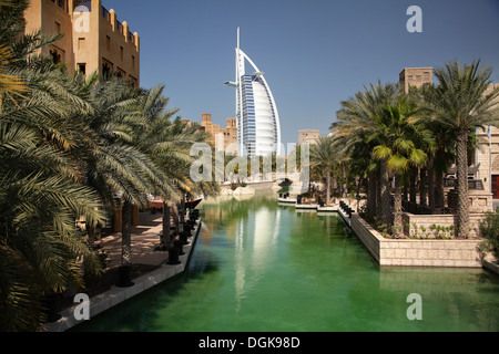 Une vue vers le Burj Al Arab et de Madinat Jumeirah. Banque D'Images