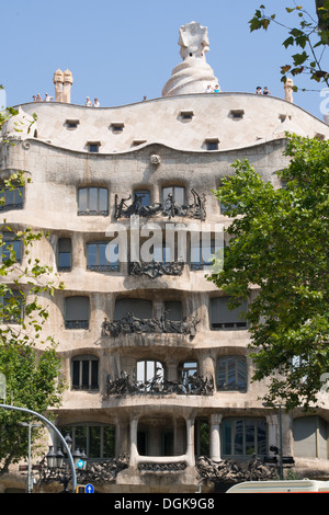 Antoni Gaudi's 'Casa Mila' mieux connu sous le nom de 'La Pedrera' , construit avec une façade en pierre calcaire, Barcelone, Catalogne, Espagne. Banque D'Images