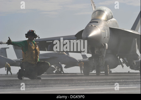 Lancer un F/A-18 Super Hornet de l'envol de la U.S. Navy's de l'avant-déployé porte-avions USS George Washington ( Banque D'Images