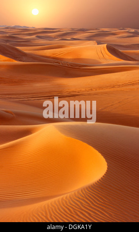 Une vue vers le coucher du soleil sur le désert de Dubaï. Banque D'Images