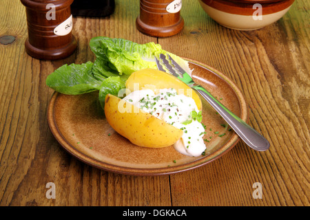 Pomme de terre avec du fromage cottage et de la salade, Close up Banque D'Images