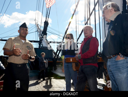 Buzz Aldrin, astronaute de la NASA à la retraite, et le colonel de l'US Air Force, deuxième à partir de la droite, reçoit une visite de l'USS Constitution's spar deck Banque D'Images