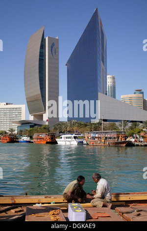 Deux marins sur la Crique de Dubaï. Banque D'Images