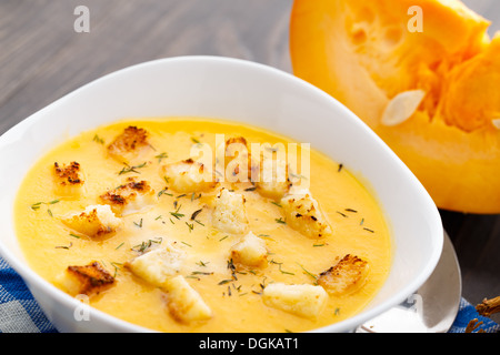 Soupe de potiron au bol blanc Banque D'Images
