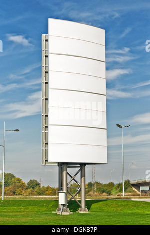 Grand blank billboard comme arrière-plan de la publicité de plein air Banque D'Images