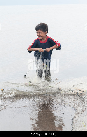 Deux garçons pêcher avec leur père à Iloilo, Philippines Banque D'Images