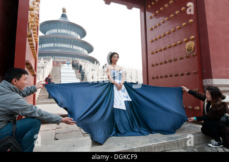Séance photo de mariage en face de salle de prière pour les bonnes récoltes dans le Temple du Paradis taoïste, Beijing, Chine Banque D'Images