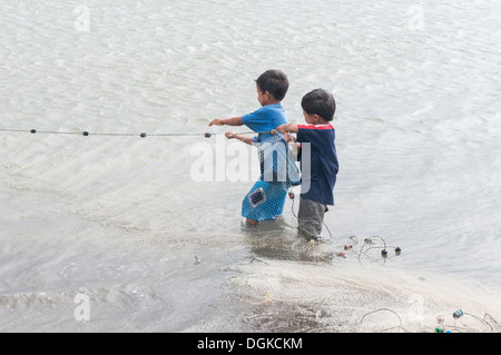 Deux garçons pêcher avec leur père à Iloilo, Philippines Banque D'Images