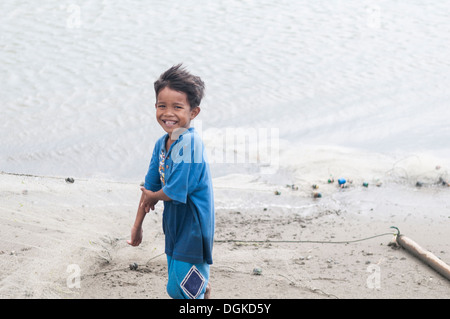 Deux garçons pêcher avec leur père à Iloilo, Philippines Banque D'Images