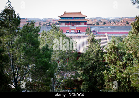 Porte de la Divine pourrait ou Porte de prouesse divine, dans le nord de l'entrée de la Cité Interdite à Beijing, Chine, vu de Parc Jingshan Banque D'Images