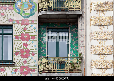 Façade d'Otto Wagner's maison Majolikahaus à no 40 Linke Wienzeile à Vienne. Banque D'Images