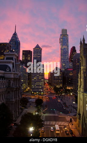 Philadelphia skyline de centre ville quartier au coucher du soleil. New York, USA. Banque D'Images