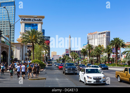 Trafic sur Las Vegas Boulevard South (la bande) à North, Las Vegas, Nevada, USA Banque D'Images