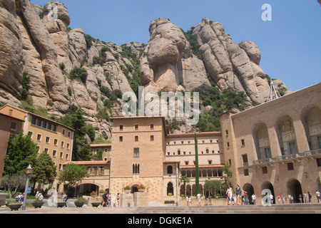 Y compris de la montagne de Montserrat l'abbaye bénédictine de Santa Maria de Montserrat", Catalogne, Espagne. Banque D'Images