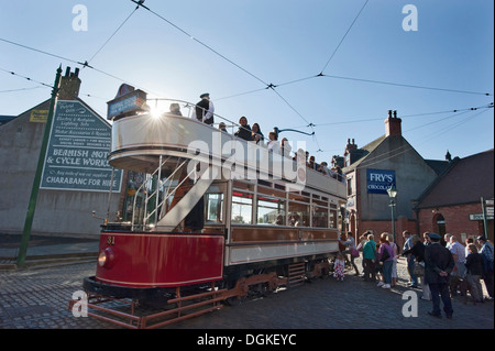 Un conducteur de tramway compte ses passagers sur le pont supérieur d'un ancien tramway Blackpool préservés. Banque D'Images