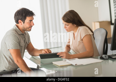Man and Woman talking in office Banque D'Images