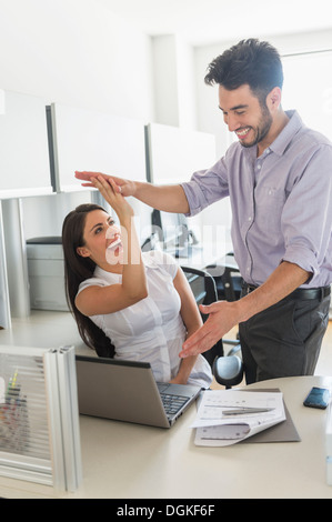 La femme et l'homme, offrant un rapport de cinq à chaque autre Banque D'Images